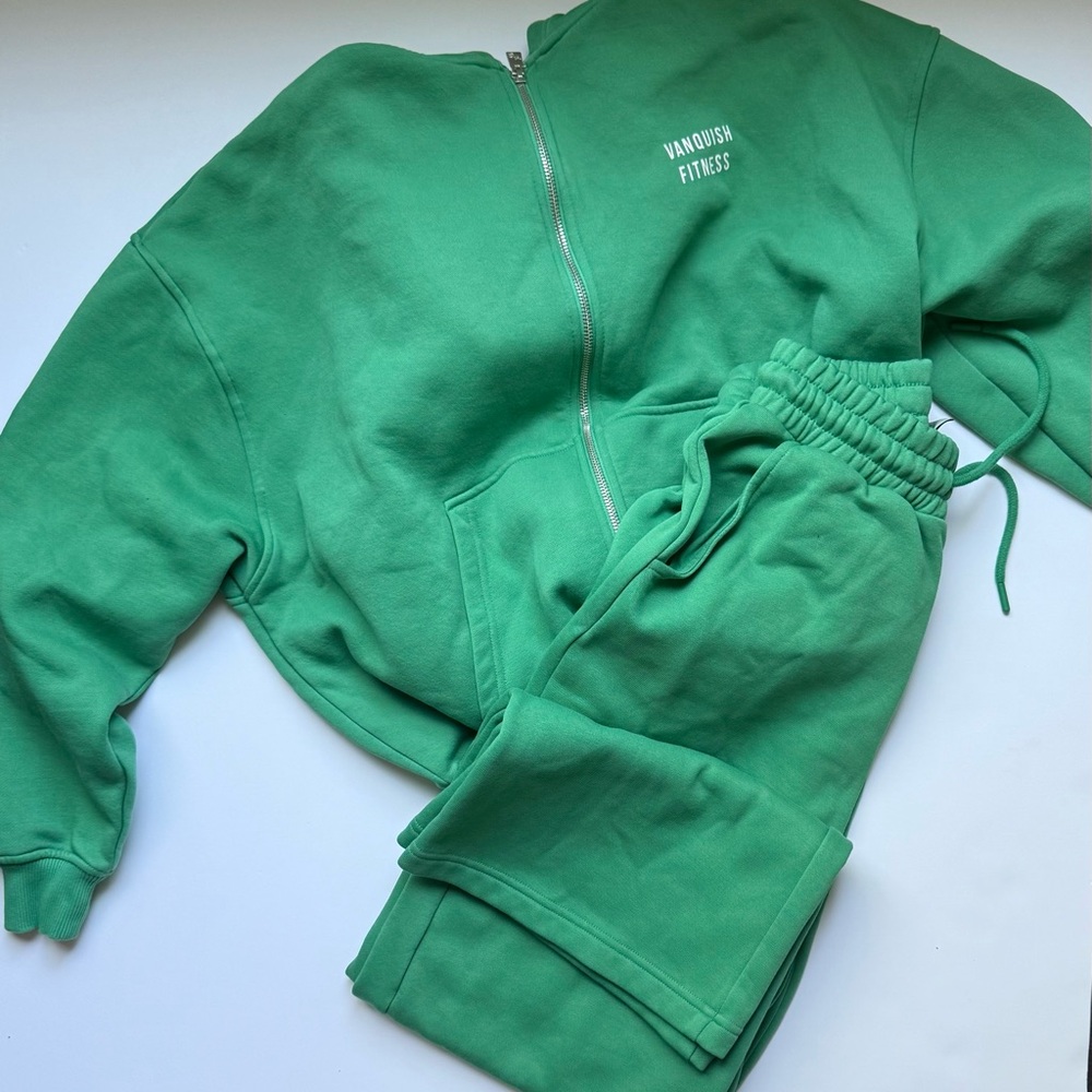 Vanquish FitnessGreen Women's Jacket & Pants Set